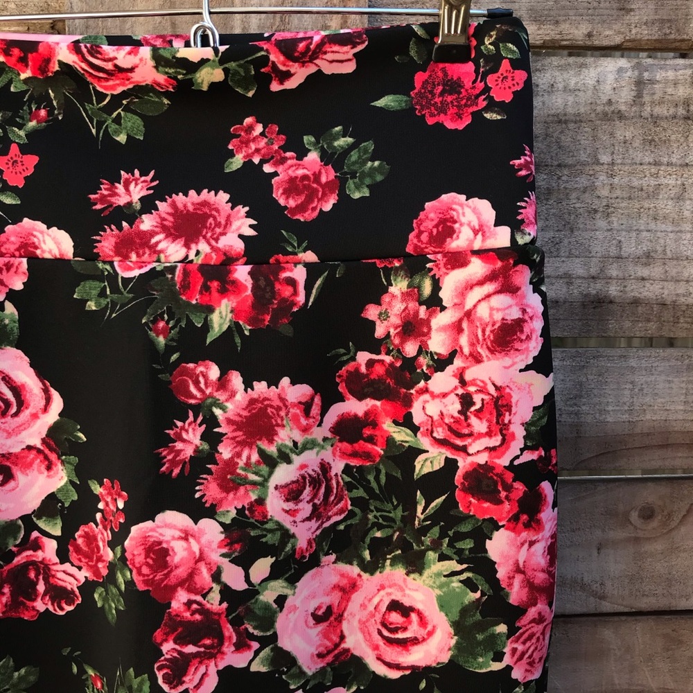 ❌SOLD❌ Floral Pencil Skirt - Picture 3 of 4